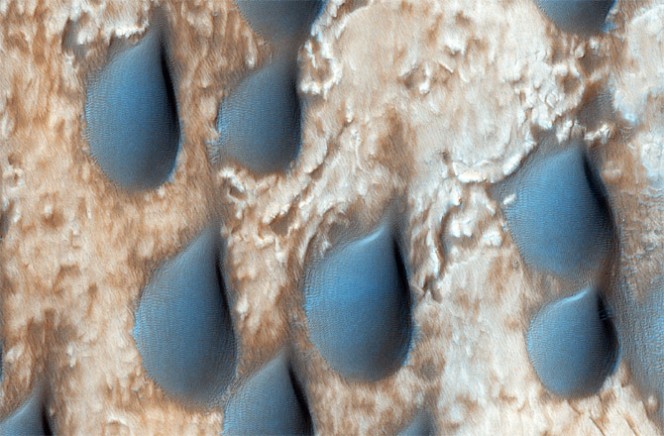 Dune a goccia su Marte trovate nel cratere Copernico. Questa zona è ricca di olivina, un minerale che si è formato durante le prime fasi della formazione del pianeta. Crediti: NASA/JPL-CALTECH/UNIVERSITY OF ARIZONA