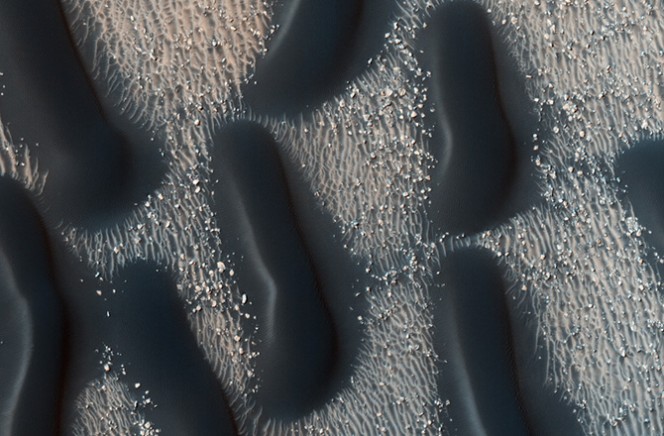 Dune su Marte a forma di lumaca. È il classico esempio di "duna a cupola", accumuli ellittici di materiale senza superfici di scorrimento. Queste cupole contrastano notevolmente con la comparsa delle dune di Barchan. Trovate nel Proctor Crater, queste dune sono più scure del fondo del cratere circostante e sono composte da sabbia basaltica che è stata trasportata dal vento. Crediti: NASA/JPL-CALTECH/UNIVERSITY OF ARIZONA