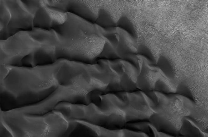 Questa tipologia di dune assomiglia alla stoffa mossa dal vento. Le increspature si muovono lentamente sul fondo del cratere Proctor. Crediti: NASA/JPL-CALTECH/UNIVERSITY OF ARIZONA 