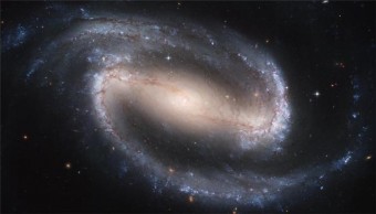 Un’immagine Hubble Space Telescope della galassia a spirale barrata NGC 1300. Crediti: HST / NASA / ESA