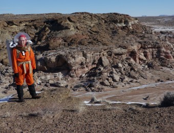 Elizabeth Howell vicino alla Mars Desert Research Station nel deserto dello Utah. Crediti: Paula Crock