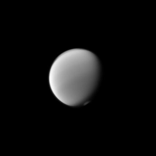 La luna Titano è è il più grande satellite naturale del pianeta Saturno ed uno dei corpi rocciosi più massicci dell'intero sistema solare. Crediti: NASA/JPL-Caltech/Space Science Institute