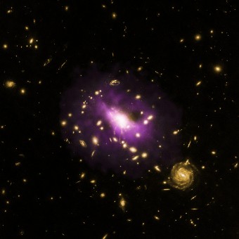 Un'immagine composita (raggi X e ottico) dei telescopi Chandra e Hubble che mostra il buco nero al centro dell'ammasso di galassie RX J1532.9 3021. Credit: X-ray: NASA/CXC/Stanford/J.Hlavacek-Larrondo et al, Optical: NASA/ESA/STScI/M.Postman & CLASH team