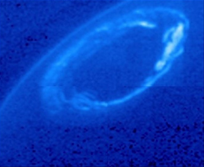 Immagini all'infrarosso e all'ultravioletto scattate dalla sonda Cassini della NASA e dall'Hubble Space Telescope. Si vedono aurore attive ai poli di Saturno. Credit: NASA/JPL-Caltech/University of Colorado/Central Arizona College and NASA/ESA/University of Leicester and NASA/JPL-Caltech/University of Arizona/Lancaster University