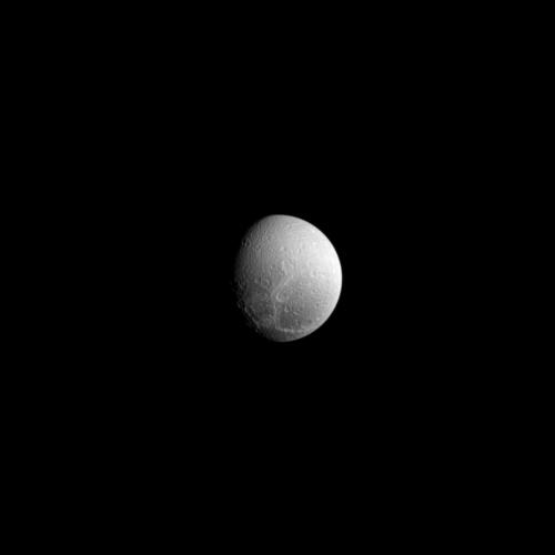 Dione, uno dei satelliti naturali di Saturno, fotografato dalla sonda della NASA Cassini. Crediti: NASA/JPL-Caltech/Space Science Institute