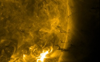 Il plasma che ricade sul Sole dopo un’eruzione solare si suddivide in filamenti, simili a quelli prodotti da una goccia d’inchiostro lasciata cadere nell’acqua. Crediti: NASA/SDO