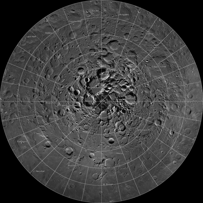 Il primo mosaico del polo Nord della Luna. Nell'immagine è possibile osservare diversi crateri sulla superficie del satellite. Il mosaico è stato realizzato con le due  LRO Narrow Angle Camera. Crediti: NASA/GSFC/Arizona State University
