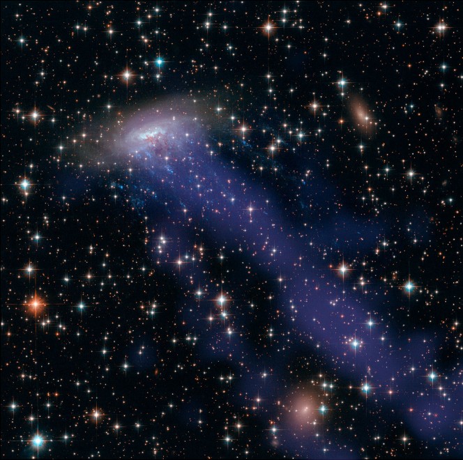 Immagine combinata con i dati all'ultravioletto di Hubble e i dati ai raggi x del Chandra X-Ray Observatory. Crediit: NASA, ESA, CXC