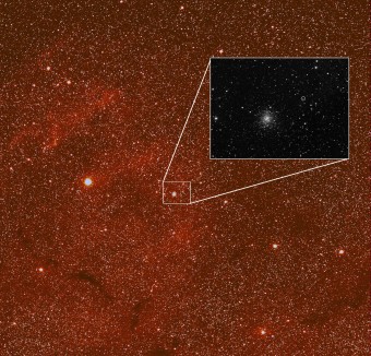 Le first-light, le prime immagini della cometa scattate dalle due camere di OSIRIS. Lo sfondo è l'immagine ad ampio campo della WAC mentre nel riquadro compare lo zoom della NAC, dove la cometa è identificata con un cerchietto. Credits (per le due immagini):  ESA © 2014 MPS for OSIRIS-Team MPS/UPD/LAM/IAA/SSO/INTA/UPM/DASP/IDA