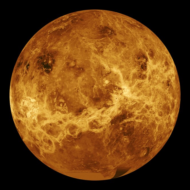 Un’immagine radar di Venere ripresa dalla sonda Magellano. Le sottili lacune nella scansione del secondo pianeta del Sistema solare in ordine di distanza dal Sole, e con un’orbita della durata di 224,7 giorni terrestri, sono state compilate con le storiche immagini della sonda Pioneer. Crediti: NASA / JPL.