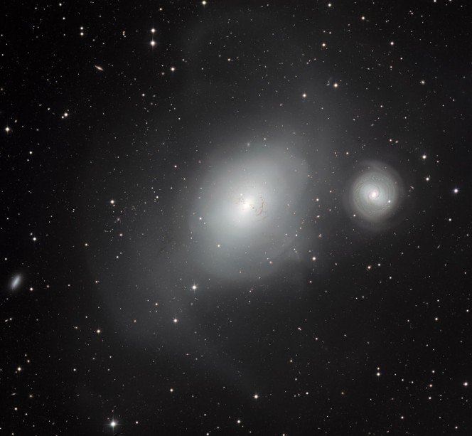 Due galassie in contrasto- NGC 1316 e NGC 1317.  Immagine presa dal telescopio da 2,2 metri dell'MPG/ESO all'Osservatorio di La Silla in Cile. Crediti: ESO