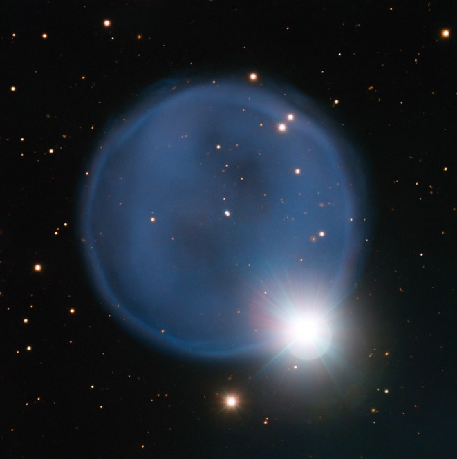 La nebulosa planetaria Abell 33 catturata dal VLT dell'ESO. La gemma cosmica è insolitamente simmetrica, risultando quasi prefettamente circolare sul piano del cielo. Crediti: Eso