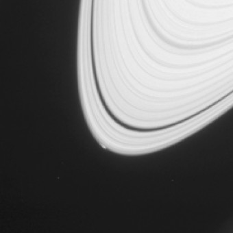 L'immagine dell'anello esterno di Saturno in cui è visibile il disturbo forse dovuto alla nuova luna del pianeta.