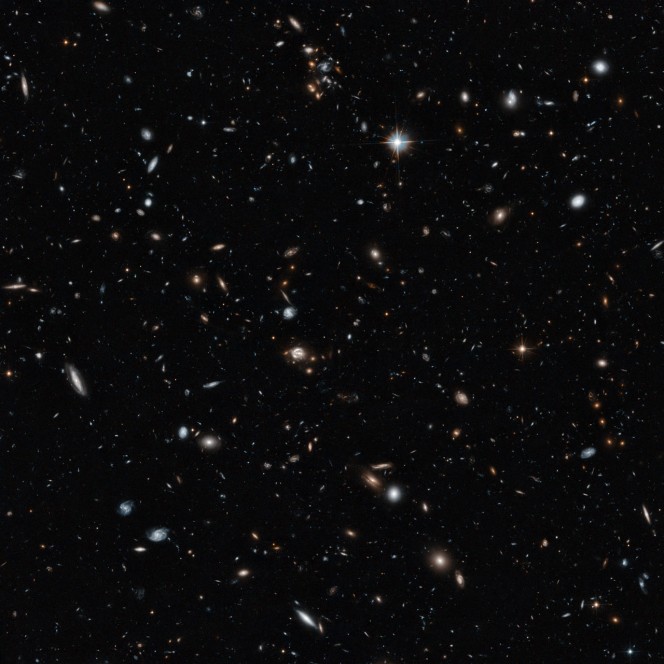 L'mmagine presa dal telescopio spaziale Hubble mette in evidenza molte galassie a distanze molto differenti da noi. Crediti: NASA/ESA