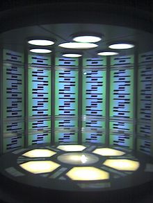 La sala teletrasporto della nave stellare USS Enterprise (NCC-1701-D), in Star Trek: The Next Generation. Crediti: Wikipedia