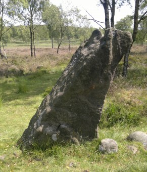 La pietra eretta a Gardom’s Edge 4.000 anni fa con il suo caratteristico profilo triangolare. E’ stata orientata astronomicamente e probabilmente fungeva da gnomone. Anche l’attenta collocazione all’interno del paesaggio potrebbe riflettere significati simbolici. Crediti: Daniel Brown