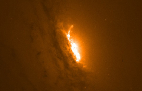 La parte centrale della galassia IC5063 fotografata  dal telescopio spaziale Hubble. La parte più luminosa mostra la regione dove i getti azionati dal buco nero supermassiccio stanno facendo espellere materiale fuori dalla galassia. Crediti: Hubble Space Telescope