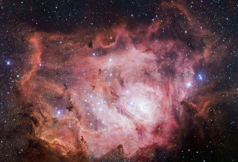 La nebulosa Laguna in tutto il suo splendore, ripresa dal VLT Survey Telescope (VST) in Cile. Crediti: ESO/VPHAS+ team