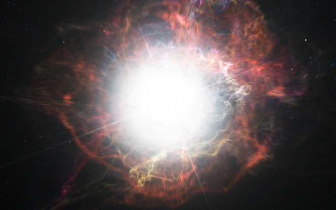 Questa rappresentazione artistica mostra la polvere che si forma nell'ambiente che circonda una supernova. Osservazioni del VLT hanno mostrato che queste fabbriche di polvere cosmica producono i grani di polvere attraverso un processo a due fasi, iniziando subito dopo l'esplosione, ma continuando in seguito per molto tempo. Crediti: ESO/M. Kornmesser