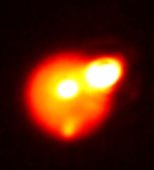 Questa esplosione vulcanica su Io, ripresa nel vicino infrarosso e con ottica adattiva dal telescopio Gemini Nord alle Hawaii il 29 agosto 2013, è una delle più brillanti mai osservate nel Sistema Solare. Crediti: Katherine de Kleer/UC Berkeley/Gemini Observatory