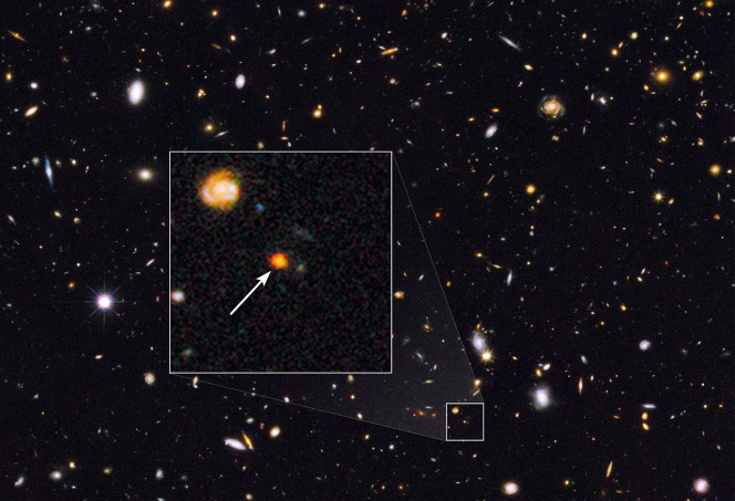 Nell'immagine è possibile osservare il centro della galassia GOODS-N-774, fotografato dalla Wide Field Camera 3 e dalla Advanced Camera for Surveys di Hubble. Il nucleo è stato evidenziato con un riquadro. Credit: NASA, ESA, ed E. Nelson (Yale University, USA)