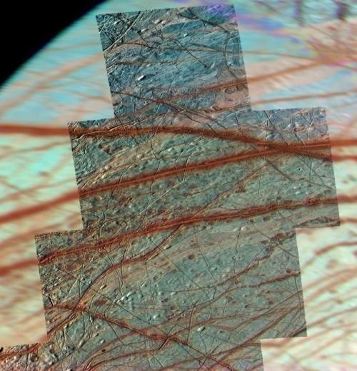 Immagine a contrasto dell’emisfero settentrionale di Europa, dove sono stati individuate aree soggette a movimenti tettonici, simili a quelli che caratterizzano la geologia terrestre. Crediti: NASA / JPL / University of Arizona.