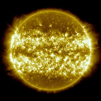 Immagine composita ottenuta da 25 differenti riprese del disco solare ottenute dalla sonda SDO della NASA tra aprile 2012 e aprile 2013 in cui sono visibili le tracce degli spostamenti delle regioni attive verso l'equatore. Crediti: NASA/SDO/Goddard