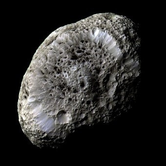 La spugnosa Hyperion, una luna esterna di Saturno di forma bizzarra e orbita caotica, vista da Cassini. Crediti: NASA/JPL/Space Science Institute