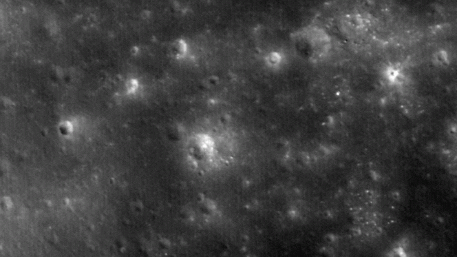 Due immagini alternate dell’area dov’è caduta LADEE riprese da LRO prima e dopo l’impatto programmato della sonda. Se l’animazione non si avvia, cliccarci sopra per aprirla in una nuova finestra. Crediti: NASA/Goddard/Arizona State University