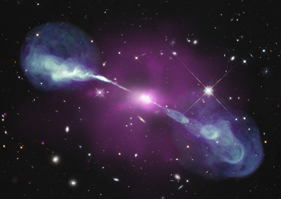 La galassia attiva Hercules A: al centro un buco nero supermassiccio. Crediti: X-ray, NASA/CXC/SAO; Optical, NASA/STScI; Radio, NSF/NRAO/VLA