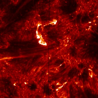 L'immagine presa dalla missione IRISdella NASA  alla lunghezza d'onda di 1400 Angstrom mostra punti luminosi prodotti da plasma intorno ai 100.000 kelvin ai piedi di archi coronali caldi. Ogni pixel dell'immagine  corrisponde a circa 120 km sulla superficie del Sole. Lungo la riga nera verticale sono stati ricavati spettri che mostrano l’evidenza di elettroni ad alta energia