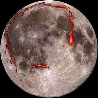 La Luna piena vista dalla Terra. Le anomalie gravitazionali che circondano la regione dell'Oceanus Procellarum, rilevate dalle sonde GRAIL, sono state sovrapposte con colorazione rossa. Crediti: Kopernik Observatory/NASA/Colorado School of Mines/MIT/JPL/Goddard Space Flight Center