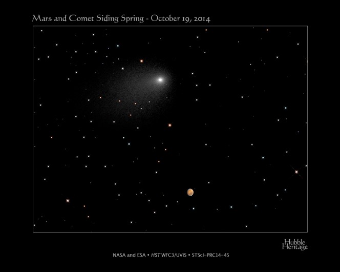 La cometa dell'anno Siding Spring: Hubble ha scattato due foto separate unite poi da un team della NASA. La distanza tra i due nel momento del massimo avvicinamento è di circa 1.5 arcominuti. Crediti: NASA, ESA, J.-Y. Li (PSI), C.M. Lisse (JHU/APL), and the Hubble Heritage Team (STScI/AURA)
