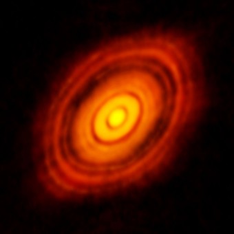 Questa è l'immagine più nitida mai scattata da ALMA e mostra il disco protoplanetario che circonda la giovane stella HL Tauri. Crediti: ALMA (ESO/NAOJ/NRAO)