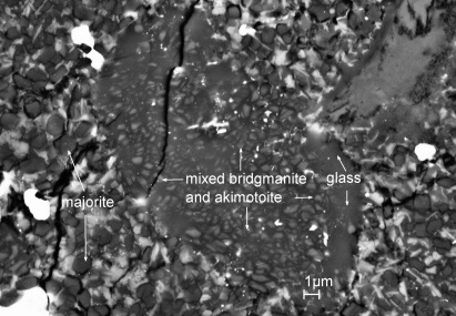 Scansione elettrica al microscopio di una aggregato di Bridgmanite e Akimotoite 