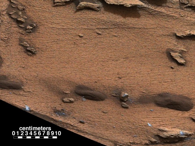 Nell'immagine si vede uno strato sottile di un particolare tipo di roccia stratificato (che può trovarsi alla base dei laghi) trovato a "Pahrump Hills", alla base di Monte Sharp. La foto risale al 28 ottobre 2014. Crediti: NASA/JPL-Caltech/MSSS