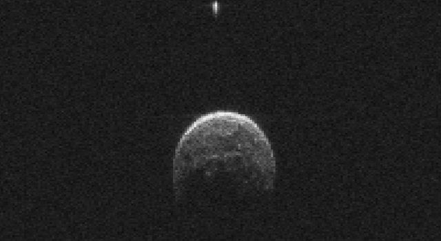 L'asteroide 2004 BL86 ripreso il 26 gennaio dall'antenna di Goldstone insieme alla sua luna. Crediti: NASA