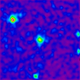 L’emissione in raggi gamma rilevata da Fermi nel 2008 nella galassia di tipo narrow-line Seyfert 1 PMN J0948+0022 (al centro) mostra che il buco nero centrale origina un flusso di particelle ad altissima velocità. Crediti: NASA/DOE/Fermi LAT Collaboration 