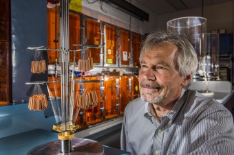 Il fisico Jim Bailey osserva il dispositivo per produrre raggi X in grado di scaldare un piccolo campione di materiale alle temperature presenti all'interno del Sole. Crediti: Randy Montoya, Sandia National Laboratories