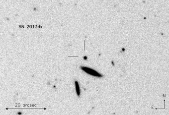  La supernova SN 2013dx e la sua galassia ospite, evidenziata dai due tratti perpendicolari, ripresa dallo strumento FORS2 del telescopio VLT dell'ESO il 27 luglio del 2013. Due galassie compagne sono ben visibili visibili a sud della sorgente