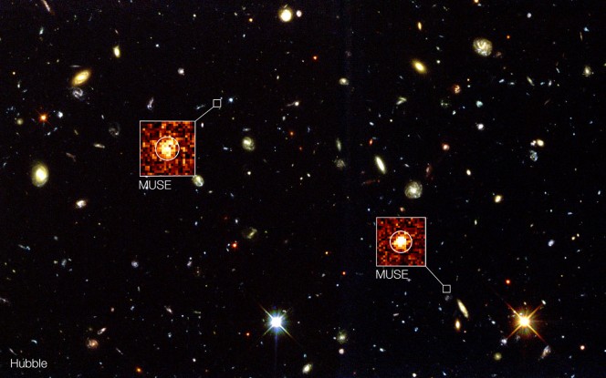 L'immagine di sfondo in questo composito mostra la fotografia presa dal telescopio spaziale Hubble della NASA/ESA nella regione nota come Campo Profondo Meridionale di Hubble. Nuove osservazioni con lo strumento MUSE montato sul VLT (Very Large Telescope) dell'ESO hanno scoperto galassie remote invisibili per Hubble, di cui vengono evidenziati due esempi. Questi oggetti sono completamente invisibili nell'immagine di Hubble ma si vedono molto chiaramente nelle zone opportune di questi dati tridimensionali di MUSE. Crediti: ESO/MUSE Consortium/R. Bacon