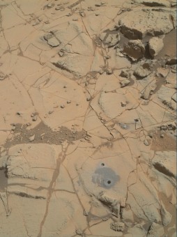 Una polverina grigia circonda i fori di campionamento che il rover Curiosity ha praticato sulla superficie di Marte il 29 gennaio 2015 nel sito denominato “Mohave 2”. Crediti: NASA/JPL-Caltech/MSSS