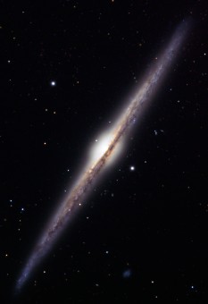 NGC4565 è una galassia a spirale vista di taglio. Le stelle, la polvere e il gas sono concentrati in un disco sottile, molto simile a quello della nostra Galassia. Crediti: Jschulman555