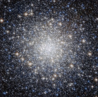 L'ammasso stellare globulare Messier 92 ripreso dal telescopio spaziale Hubble. Crediti Nasa-ESA and the Hubble Heritage Team