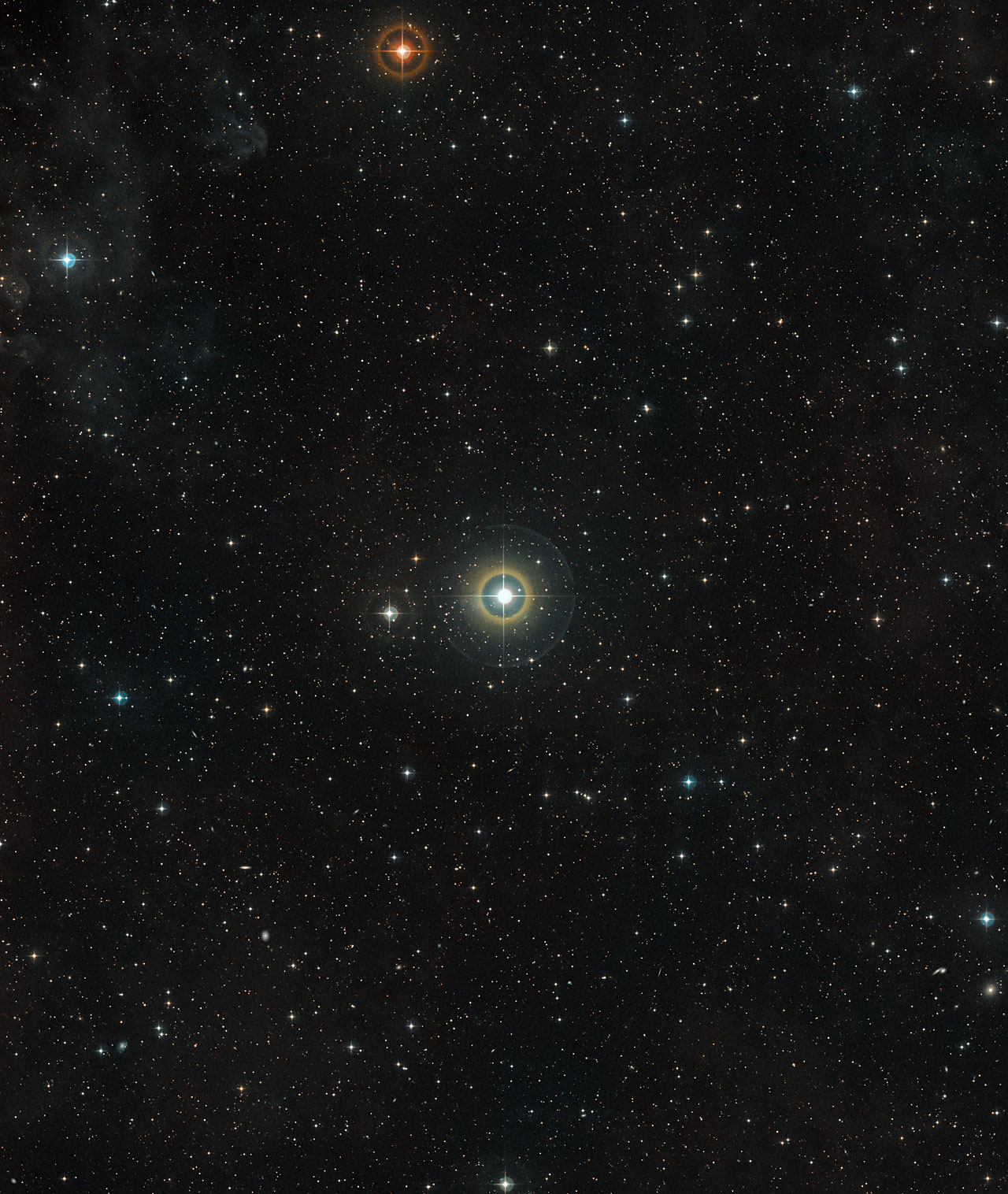 Questa immagine mostra il cielo intorno alla stella 51 Pegasi, nella costellazione settentrionale di Pegaso. Il primo esopianeta è stato scoperto, nel 1995, proprio in orbita intorno a questa stella. A vent'anni di di distanza questo stesso oggetto è anche il primo esopianeta di cui si misuri lo spettro in luce visibile. L'immagine è stata ottenuta a partire da materiale fotografico provienente dalla DSS2 (Digitized Sky Survey 2). Crediti: ESO/Digitized Sky Survey 2