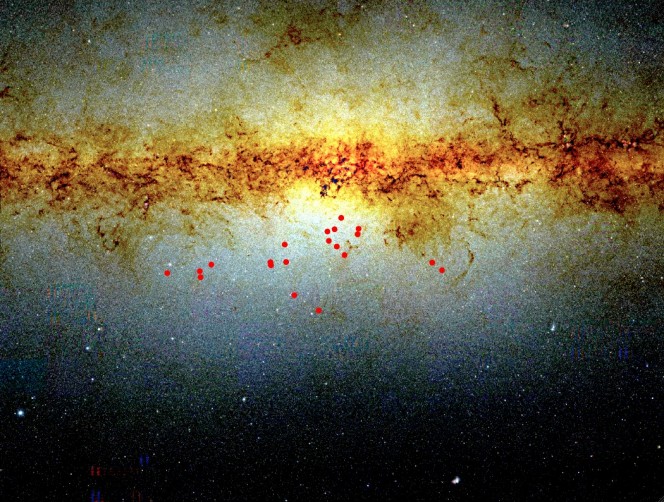 Mappa del cielo in direzione del bulge centrale della Via Lattea, con le posizioni dei candidati binari indicati da cerchi rossi. L'immagine di sfondo è ottenuta dalle osservazioni nel vicino infrarosso della survey Vista Variables in the Vía Láctea (VVV) dell'ESO. La scala è approssimativamente 20 per 15 gradi. Credit: D. Minniti
