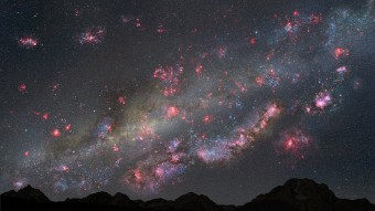 Il cielo notturno, ricco di zone di formazione stellare, come l'avrebbe potuto osservare un ipotetico abitante di un pianeta extrasolare nella nostra Galassia, dieci miliardi di anni fa. Crediti: NASA, ESA, and Z. Levay (STScI)