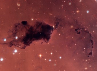 In questa immagine presa da Hubble, si notano grovigli scuri di gas e polvere, noti come “Globuli di Bok”, simili alle nubi probabilmente ricche d’acqua dell’universo primordiale. Crediti: NASA, ESA, and The Hubble Heritage Team