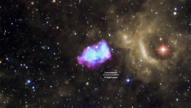 Questo è uno studio di 3C 397, il resto di supernova mostrato qui nelle osservazioni effettuate con i telescopi Chandra X-ray Observatory della NASA (viola) e Suzaku (blu). I dati indicano che l'esplosione è nata da una singola nana bianca che ha accumulato la materia da una stella normale. La nana bianca è esplosa nel momento in cui la sua massa ha superato il valore critico di 1.4 masse solari. Credit: NASA/Suzaku e NASA/CXC, DSS, e NASA/JPL-Caltech
