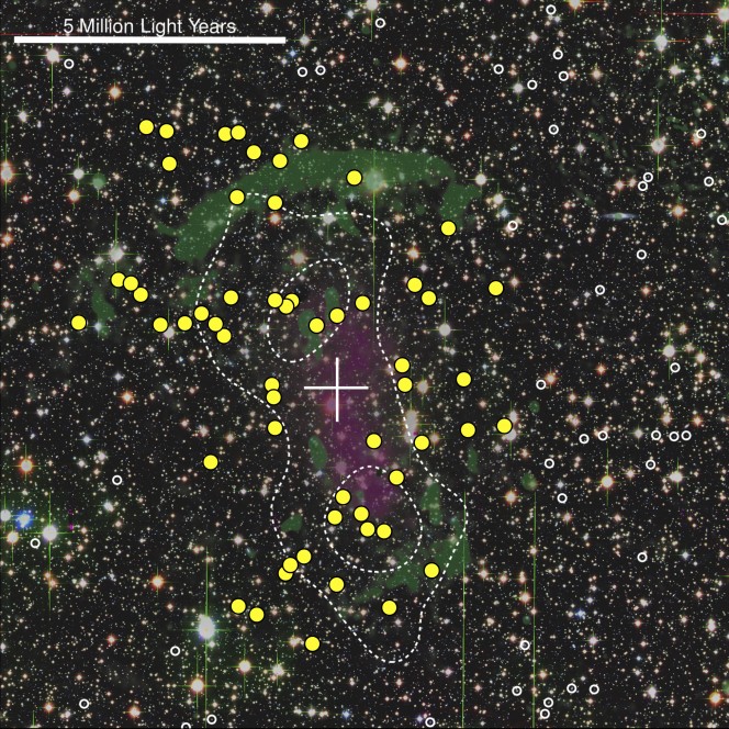 Un'immagine composita dell'ammasso "salsiccia" CIZA J2242.8 + 5310 realizzata con i dati del Subaru e Canada France Hawaii Telescope. I cerchi bianchi indicano galassie al di fuori dell'ammasso, mentre cerchi gialli sono galassie in cui sta avvenendo formazione stellare accelerata. In verde sono evidenziate le regioni che emettono nel radio e che tracciano le onde d'urto, in viola il gas caldo presente tra le galassie, che emette nei raggi X. Gli altri punti di luce sono stelle in primo piano lungo la linea di vista. L'ammasso è uno dei più massicci che si conoscano nell'universo. Crediti: Andra Stroe